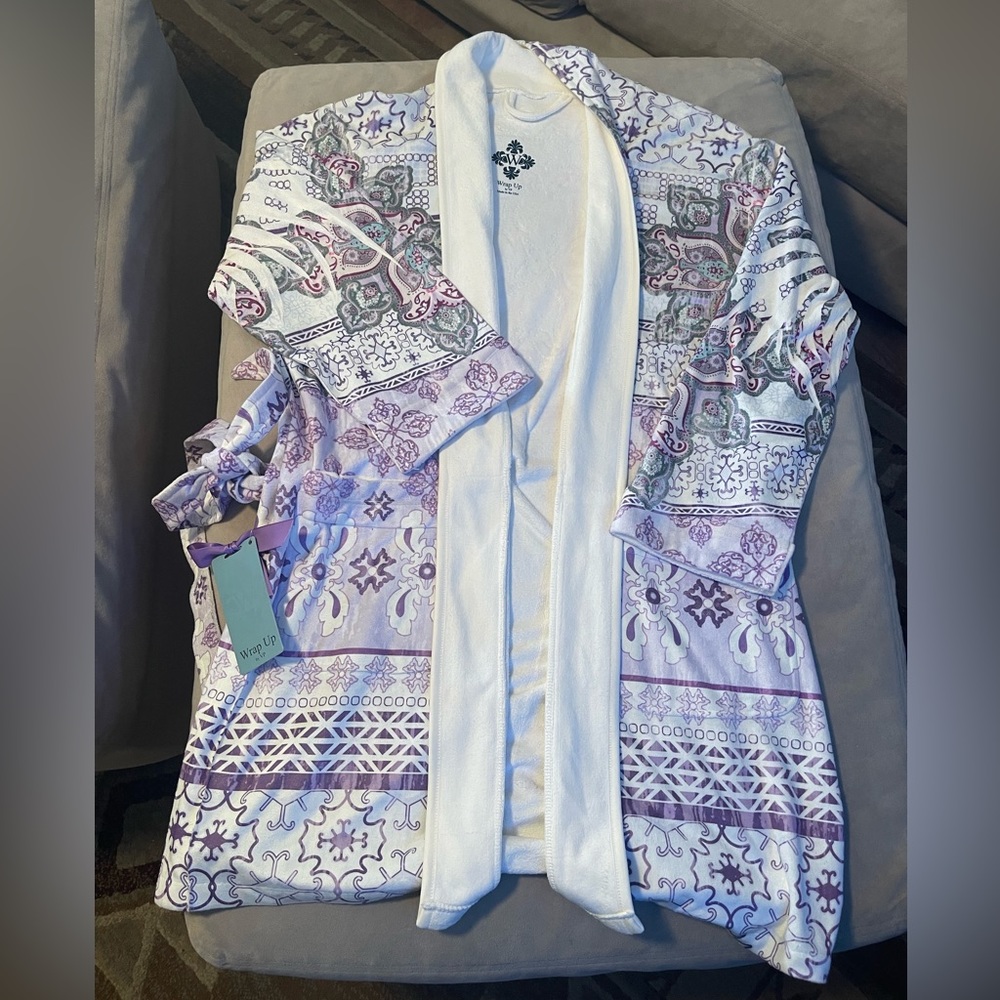 Wrap Up by VP. Luxuriously soft microfiber short robe. NWT